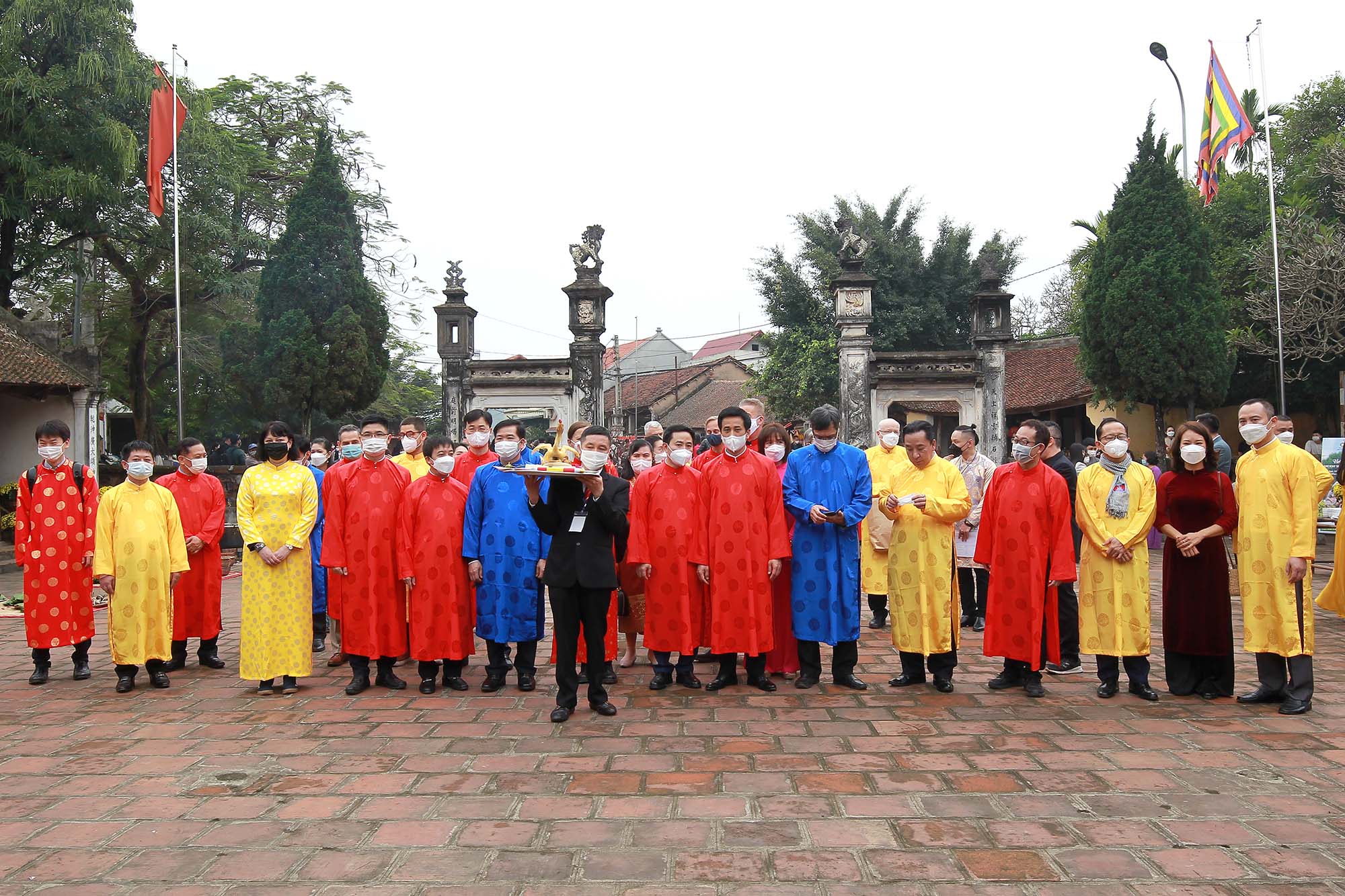 Gần 30 đại sứ và đại diện các cơ quan ngoại giao, các tổ chức quốc tế tại Hà Nội đã có chuyến tham quan Làng cổ Đường Lâm và trải nghiệm không khí Tết cổ truyền tại đây. (Nguồn ảnh: baodautu.vn)
